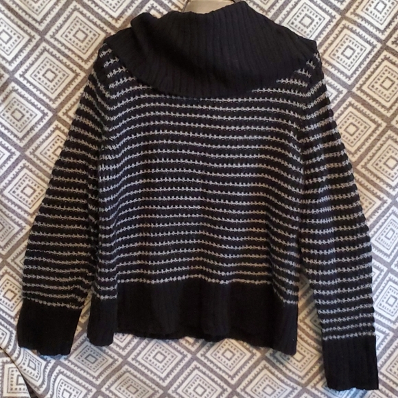 DKNY Sweater - L - Picture 2 of 2